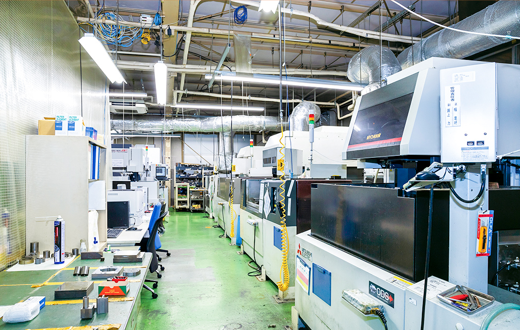 This production hall contains Mitsubishi Electric’s EDMs: MV2400R, FA20, FA20P and FA20PS are on the right of the picture, with the ultrahigh precision MP2400 and EA12V on the far left. Kato Seisakusho is a longstanding Mitsubishi Electric partner and uses the company’s processing machines as well as other products.