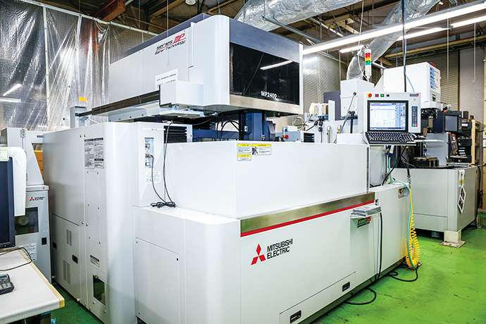 The standard MP2400 is a high-precision machine that has Mitsubishi Electric’s accuracy guarantee of ±2 microns. Systems featuring the additional ultrahigh precision specifications were designed to offer even higher standards. The optional ASC circuit produces a clean surface finish when processing cemented carbide workpieces.