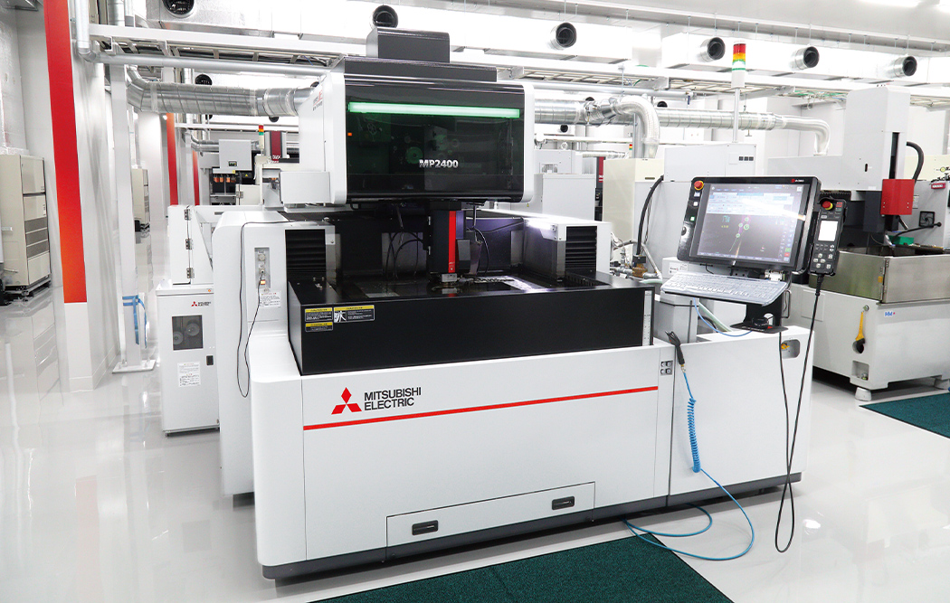 The MP2400 wire EDM machine was installed in 2018. I-PEX is progressively moving away from manual grinding operations in favor of NC machining. Hajime Kuga says he wants the work surface and operation panel to be adjustable to meet the needs of its diverse workforce.